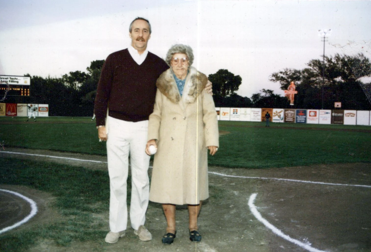 Bob Lee Sr. & Mom, Lucile Lee 1990